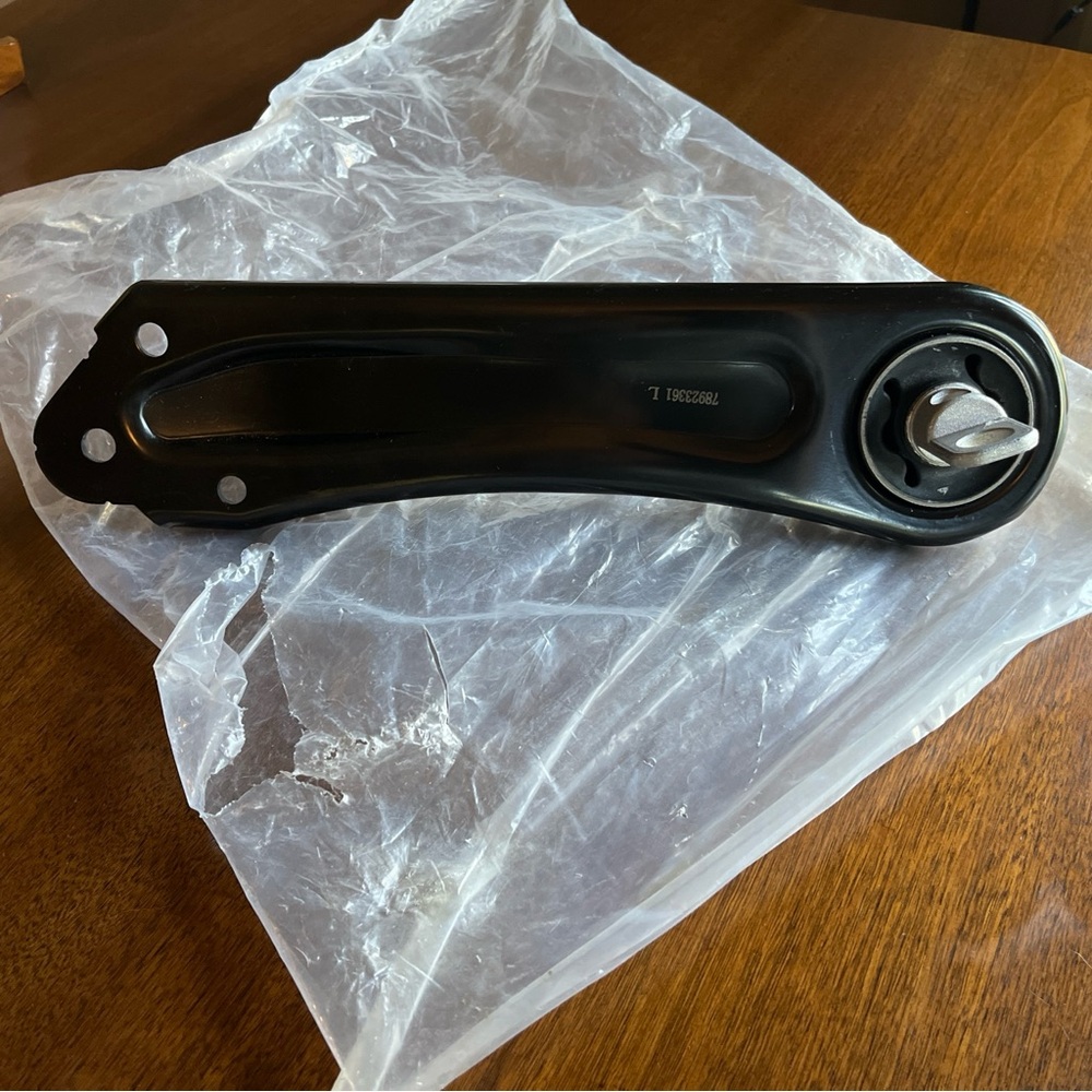 Rear Left Driver Side Suspension Trailing Arm for 2015 2016 2017 Chrysler 200
